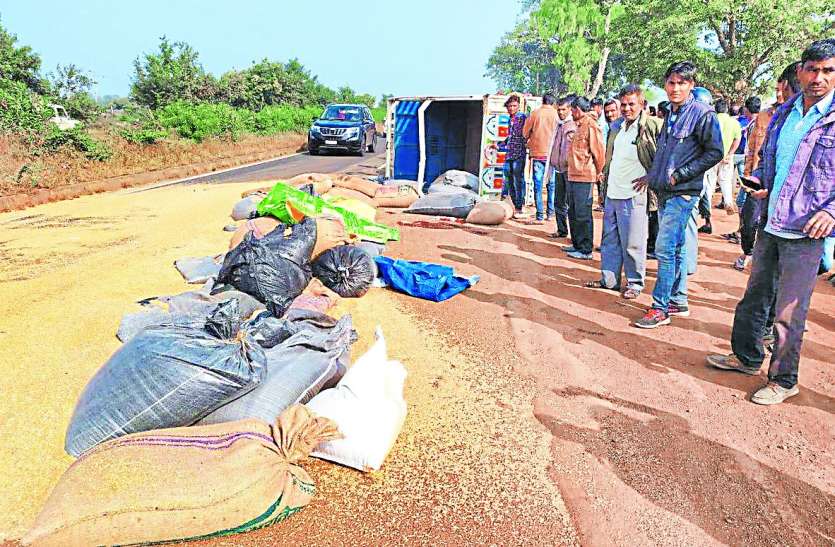 लोडिंग पलटी, दो की मौत, पांच गंभीर घायल लोडिंग पलटी, दो की मौत, पांच गंभीर घायल
