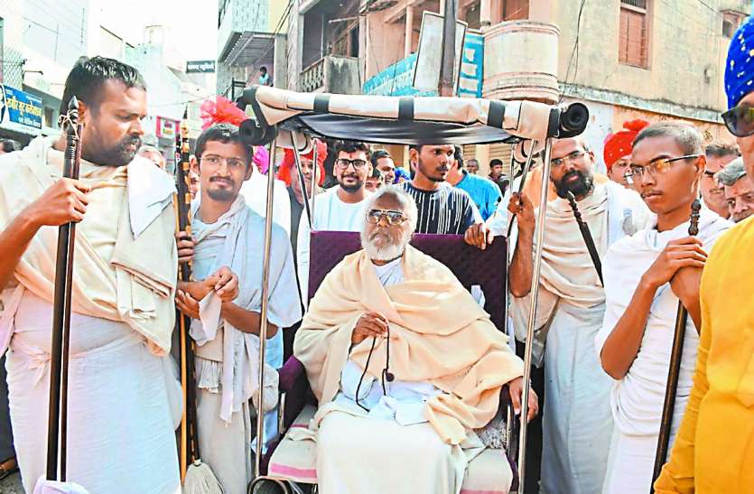 आचार्य पाट गादी पर हुए विराजित, ऋषभविजयजी मसा का हुआ पहला नगर प्रवेश आचार्य पाट गादी पर हुए विराजित, ऋषभविजयजी मसा का हुआ पहला नगर प्रवेश