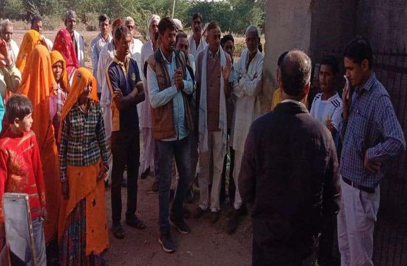 ग्रामीणों ने मोरासागर रोड पर लगाया जाम ग्रामीणों ने मोरासागर रोड पर लगाया जाम