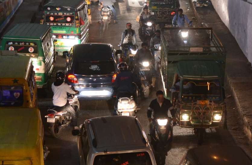 Tempo blocking the way, where to exit the vehicle चौराहे पर ट्रैफिक चलाने लगाए बेरीकेडस्, फिर भी जाम