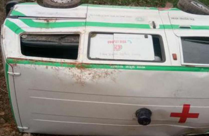 janni.jpeg शराब के नशे में जननी एक्सप्रेस चला रहा था ड्राइवर , पलटा वाहन मां और बच्चे हुए घायल