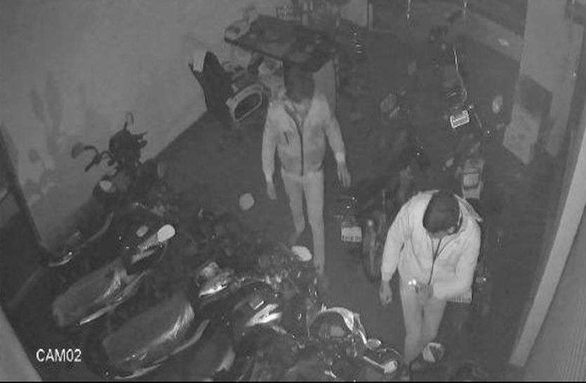 kishangarh bike stolen near co office of kishangarh डिप्टी ऑफिस के सामने स्थित दुकान से दो बाइक और नकदी ले गए चोर