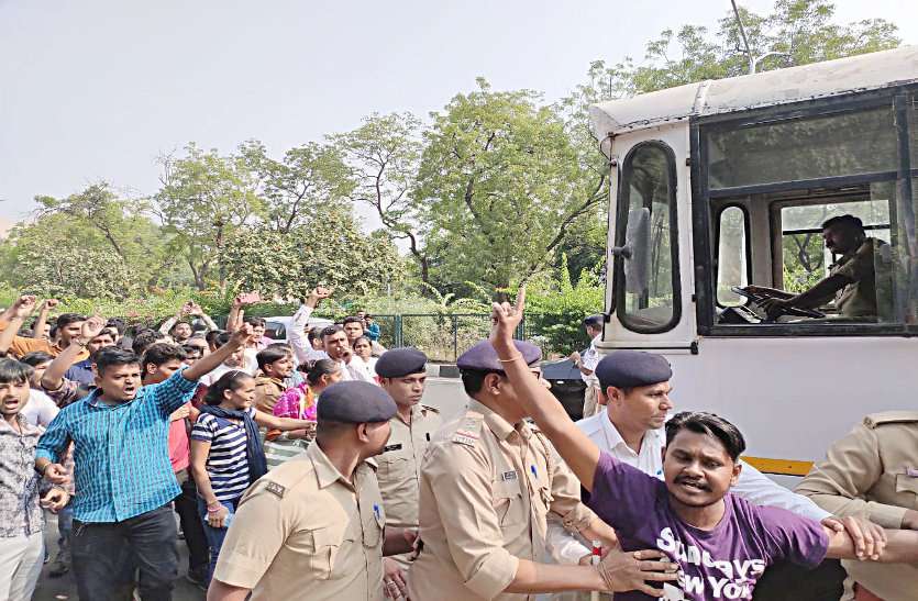 गैर सचिवालय कर्मचारी भर्ती परीक्षा मामला, विद्यार्थियों का हल्लाबोल गैर सचिवालय कर्मचारी भर्ती परीक्षा मामला, विद्यार्थियों का हल्लाबोल