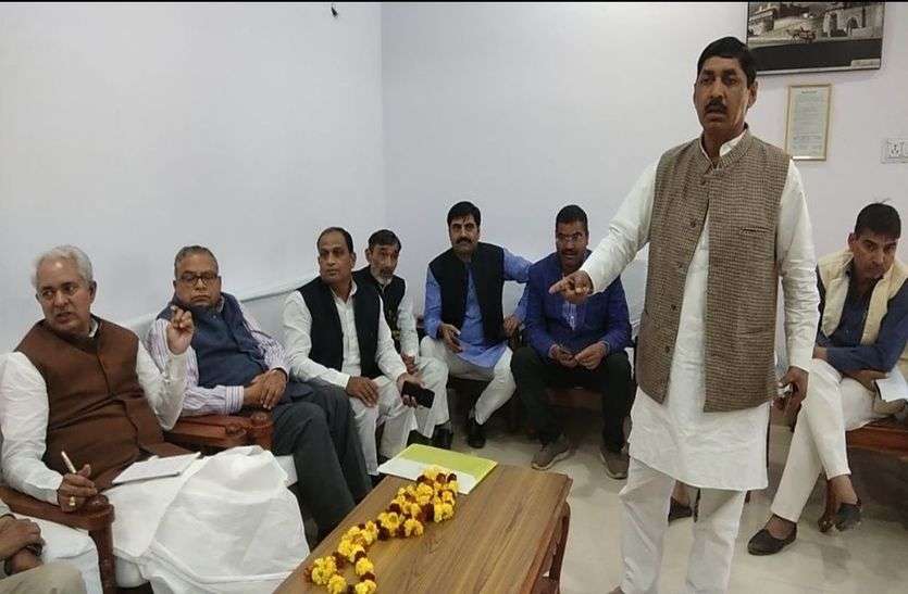 मंत्रीजी के सामने हंगामा: बोले कार्यकर्ता जिम्मेदारी हम उठाएं और फायदा कोई और मंत्रीजी के सामने हंगामा: बोले कार्यकर्ता जिम्मेदारी हम उठाएं और फायदा कोई और