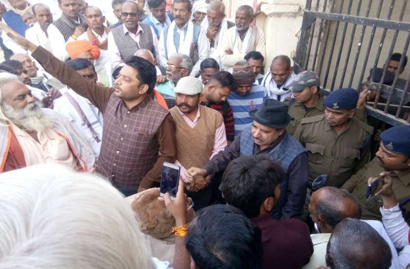 Patels protest हम प्रशासन की मदद करते हैं और आज हमारे लिए गेट बंद कर दिए