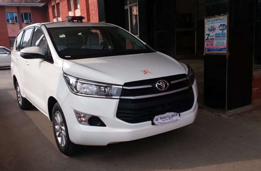 new car for administration गांव के स्कूल में चमचमाती कार में कौन आया जानने उत्सुक हुए बच्चे