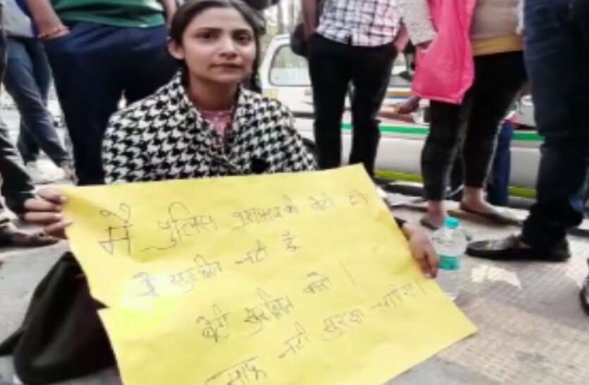 news_2.jpg हैदराबाद रेप के बाद पुलिसकर्मी की बहन बैठी धरने पर बताया खुद को असुरक्षित- देखें वीडियाे