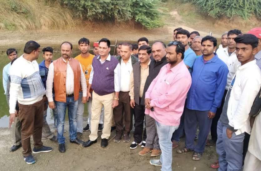 इन गांव के लोग आदिवासियों की तरह जीवन करते हैं व्यतीत, जान हथेली पर रख पहुंचते हैं मंजिल, फिर इस अफसर ने... इन गांव के लोग आदिवासियों की तरह जीवन करते हैं व्यतीत, जान हथेली पर रख पहुंचते हैं मंजिल, फिर इस अफसर ने...