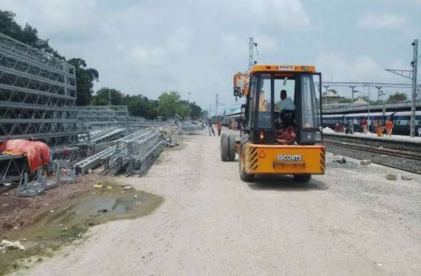 एक माह बाद नीमच तक दौड़ेगी इलेक्ट्रिफिकेशन इंजन ट्रेन एक माह बाद नीमच तक दौड़ेगी इलेक्ट्रिफिकेशन इंजन ट्रेन