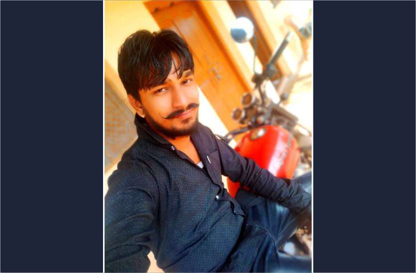 मिसाल: बेटे की सड़क दुर्घटना में मौत के बाद पिता ने युवाओं के हाथों में थमाए हेलमेट