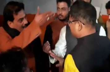 counsellors baking Kathak dancer molestation accused कथक नृत्यांगना से मंच पर हुई छेड़खानी तो आरोपी को बचाने के लिए लामबंद हो गए सभासद