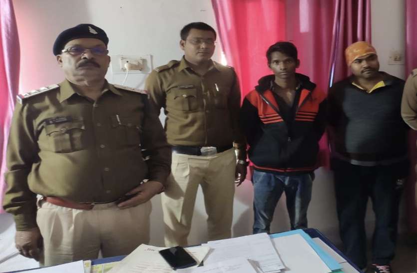 घर के बाहर खड़े 2 युवकों ने संदिग्ध रूप से रखा था थैला, पुलिस ने पकडक़र तलाशी ली तो... घर के बाहर खड़े 2 युवकों ने संदिग्ध रूप से रखा था थैला, पुलिस ने पकडक़र तलाशी ली तो...