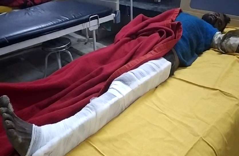 police_ghayal.jpg ठंडी रात में सड़क पर पड़ा था युवक, पुलिस ने ऐसे बचाई जान