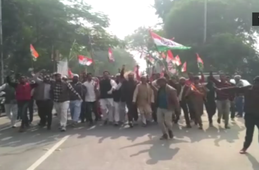 protest_1.jpg किसानों और ई-रिक्शा चालकों की मांग को लेकर सड़क पर उतरे कांग्रेसी नेता- देखें वीडियो