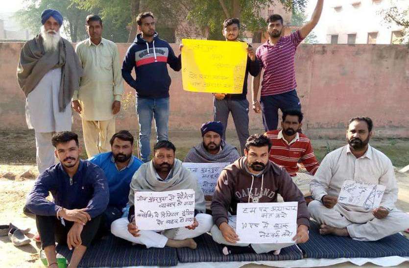 स्कूल का ताला खुला, मगर जारी रहेगा धरना स्कूल का ताला खुला, मगर जारी रहेगा धरना