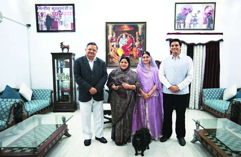 raman_singh_family.jpg छत्तीसगढ़ सरकार ने रमन सिंह और उनके परिवार की VIP सुरक्षा में की कटौती, अब मिलेगी जेड सिक्योरिटी