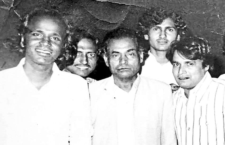 RAHAT INDORI : कभी कोने में बैठकर सुनते थे मुशायरा, आज शेर-ओ-शायरी में बजता है इनका डंका