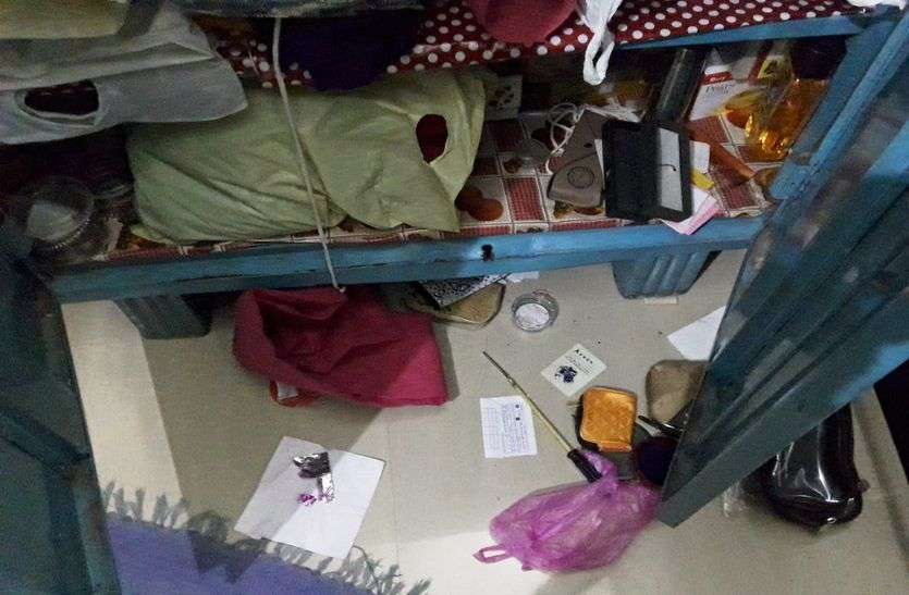 Police filed a case दरवाजों के कुंदे तोड़ चुरा ले गए सोने व चांदी के आभूषण
