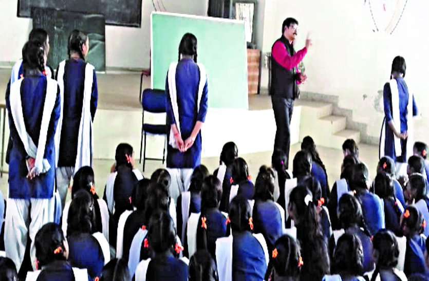 समय से पहले स्कूल से गायब हो गई थी महिला टीचर, DEO ने थमा दिया नोटिस, तीन का काटा वेतन समय से पहले स्कूल से गायब हो गई थी महिला टीचर, DEO ने थमा दिया नोटिस, तीन का काटा वेतन