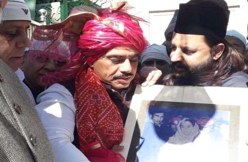 दरगाह में इंदिरा की तस्वीर पाकर भावुक हुए राबर्ट वाड्रा दरगाह में इंदिरा की तस्वीर पाकर भावुक हुए राबर्ट वाड्रा
