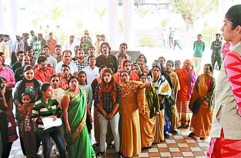 हैदराबाद में डॉक्टर से दुष्कर्म व हत्या के विरोध में रतलाम में प्रदर्शन हैदराबाद में डॉक्टर से दुष्कर्म व हत्या के विरोध में रतलाम में प्रदर्शन