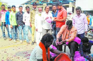ratlam news बाजार भाव 70 रुपए किलो में प्रशासन के काउंटर से बिका प्याज, केवल 35 लोगों ने खरीदा