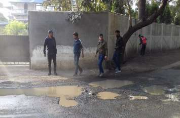 Municipal cleanliness campaign ताकि शहर दिखे स्वच्छ, यहां निगम आयुक्त के पीछे-पीछे सफाईकर्मी लगा रहे दौड़