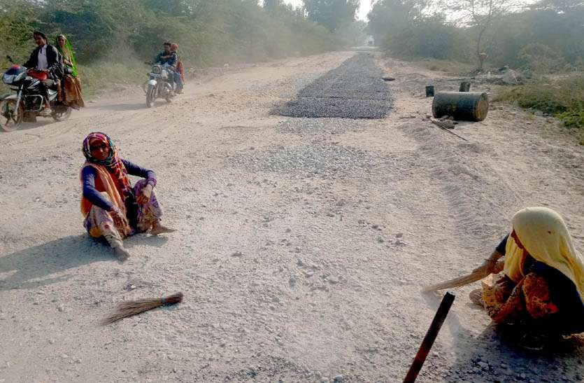 पेचवर्क करने में भी खानापूर्ति, गड्ढे नजर आ रहे ज्यों के त्यों पेचवर्क करने में भी खानापूर्ति, गड्ढे नजर आ रहे ज्यों के त्यों