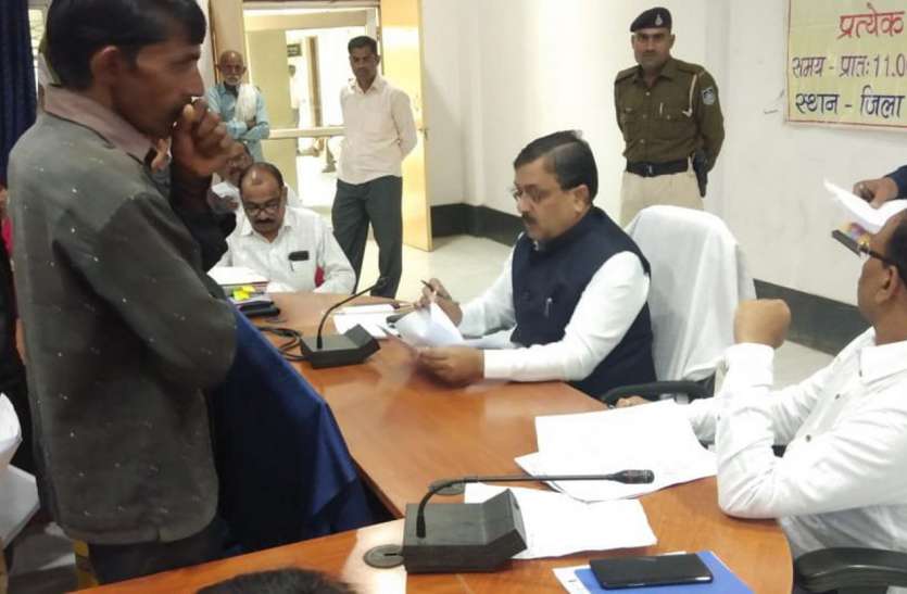 More than 25 thousand complaint applications pending, people wandering 25 हजार से अधिक शिकायती आवेदन लंबित, समस्याओं का निराकरण कराने भटक रहे लोग