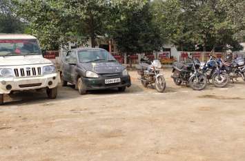 Police Department auctioned old vehicles पुलिस विभाग ने नीलाम किए पुराने वाहन