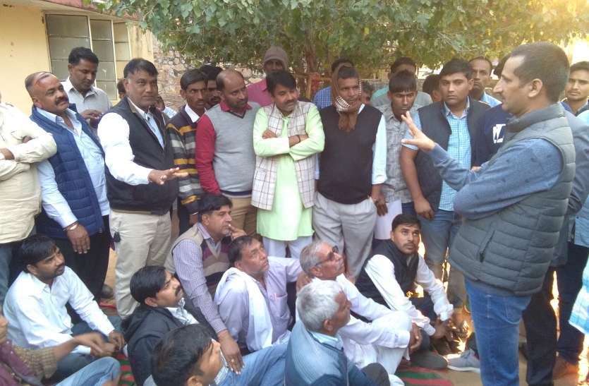 sp आए थे तहसीलदार से मिलने और धरना देकर बैठ गए