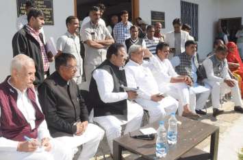 health minister dr raghu sharma reached at sikar VIDEO: सीकर पहुंचे प्रभारी मंत्री रघु शर्मा पर अपनों ने ही दागे सवाल