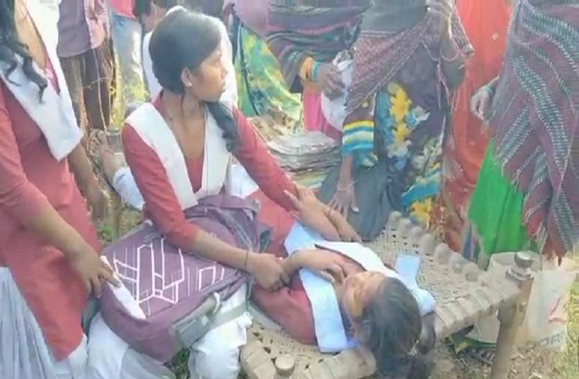 road accident in sonbhadra स्कूली बच्चों से भरी ऑटो पलटी, 5 छात्र घायल, दो की हालत गंभीर