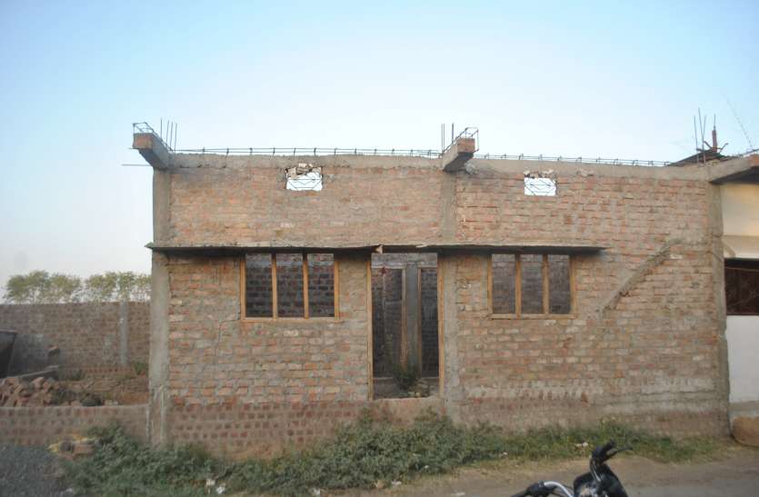 आवास अफसर बोले लक्ष्य अनुरूप चल रहा आवास का काम, ग्रामीणों का तर्क भटकने पर नहीं मिल रहा योजना का लाभ