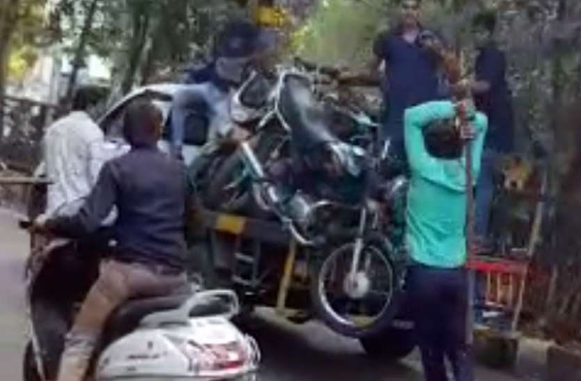सूरत में बाइक टो करने के बाद हुई क्रेन कर्मी की ये दशा.. जानकर दंग रह जाएगें VIDEO NEWS : सूरत में बाइक टो करने के बाद हुई क्रेन कर्मी की ये दशा.. जानकर दंग रह जाएगें