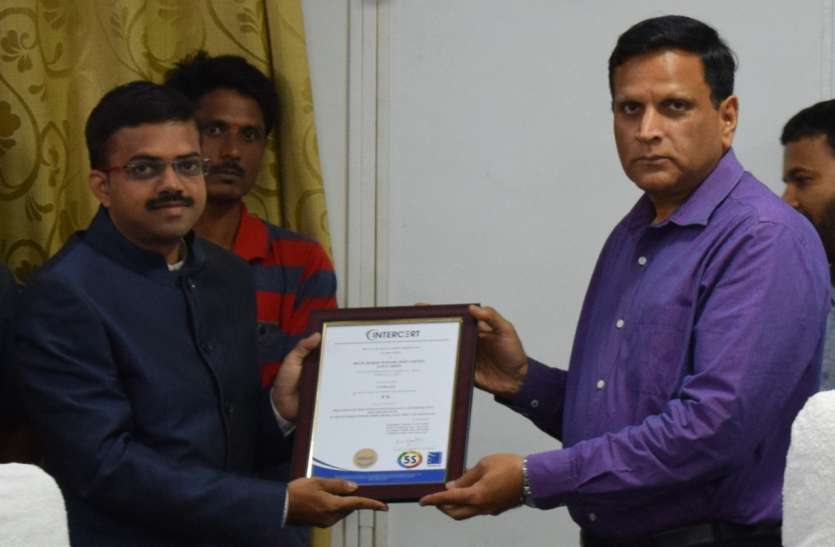 हुब्बल्ली डीजल शैड अब आईएमएस और 5 एस प्रमाणित यूनिट हुब्बल्ली डीजल शैड अब आईएमएस और 5 एस प्रमाणित यूनिट