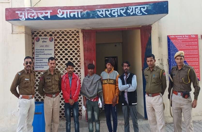पुलिस की गाड़ी देखकर भागने लगे बदमाश पुलिस की गाड़ी देखकर भागने लगे बदमाश