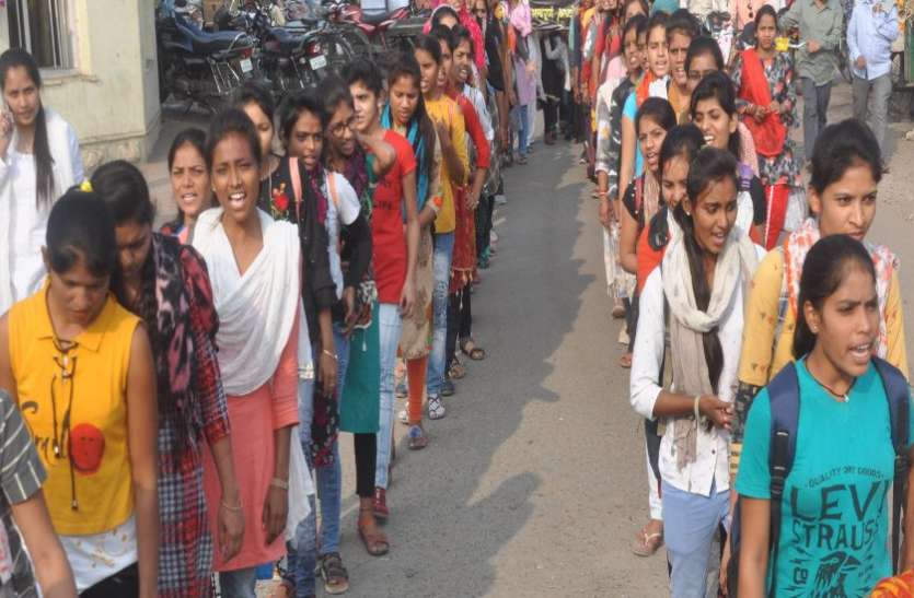 Woman Rape And Kill Case Khandwa News Rape के बाद युवती की हत्या, शहरवासियों का गुस्सा फूटा , सड़कों पर जताया आक्रोश