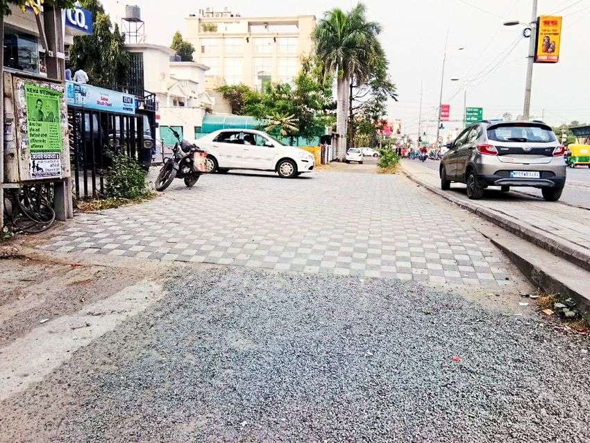 सर्विस रोड पर रसूखदारों ने कर लिए स्थाई निर्माण
