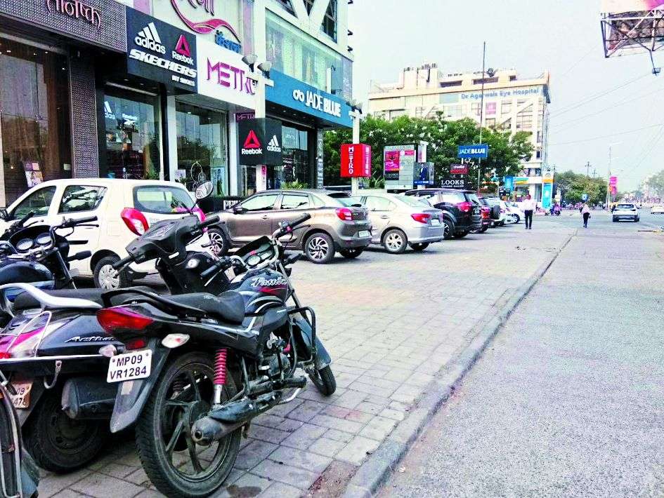 सर्विस रोड पर रसूखदारों ने कर लिए स्थाई निर्माण