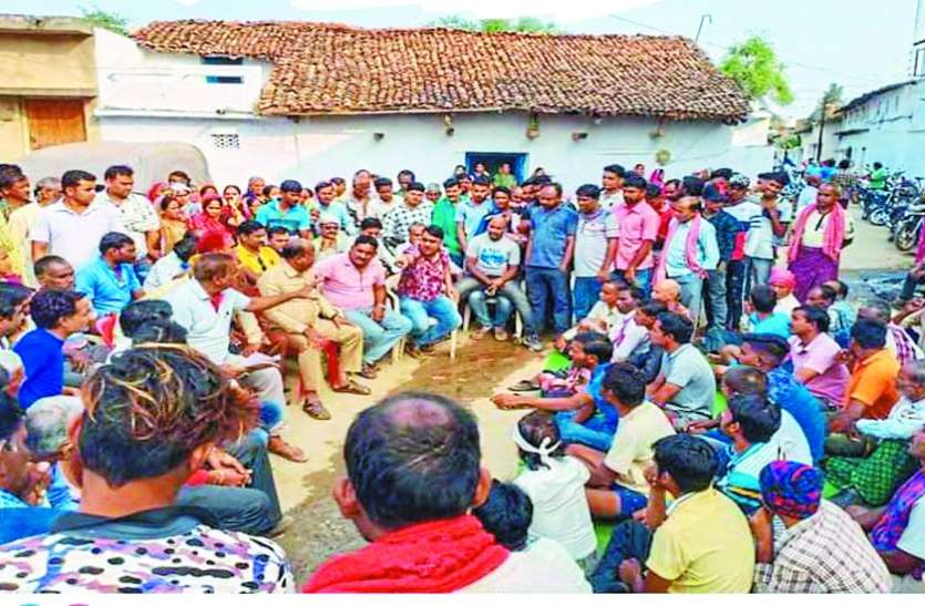 सरसीवां के ग्रामीणों ने दी आंदोलन और पंचायत चुनाव बहिष्कार की चेतावनी सरसीवां के ग्रामीणों ने दी आंदोलन और पंचायत चुनाव बहिष्कार की चेतावनी