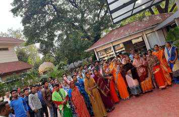 Chhattisgarh civic polls: Irony of a BJP candidate एक भाजपा प्रत्याशी की विडंबना, चना है तो दांत नहीं और दांत है तो चना नहीं