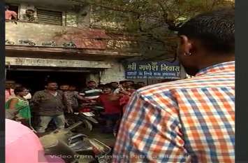 Molestation: Mother beaten young man on road for daughter's teaser न पुलिस, न कोर्ट-कचहरी तो अब ऐसे होगा इंसाफ, जब बेटी की इज्जत पर आई आंच तो इस माँ ने रख लिया माँ दुर्गा का रूप और...