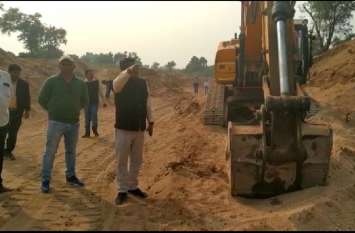 SDM's dash over sand mine, seized half a dozen vehicles रेत खदान पर एसडीएम की दबिश, जब्त किए आधा दर्जन वाहन
