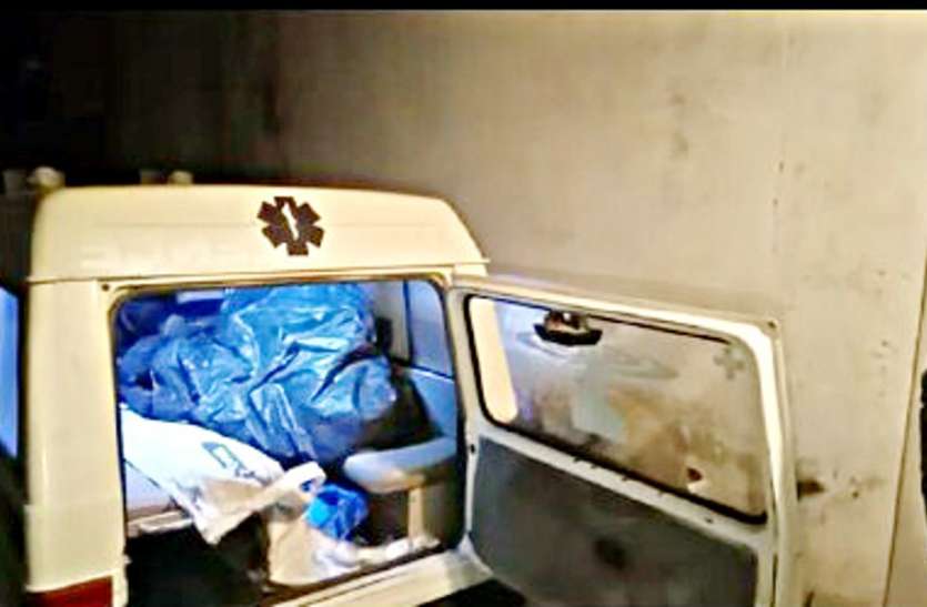 road accident मिनी ट्रक की चपेट में आई बाइक, तीन युवकों की मौके पर मौत