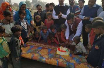 Sharing happiness with the needy in hanumangarhs slums झुग्गियों में जरूरतमंदों के साथ बांटी खुशियां