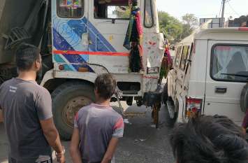District CEO' car collided with dumper, CEO injured जनपद सीईओ की कार को डंपर ने मारी टक्कर, सीईओ घायल, देखें वीडियो