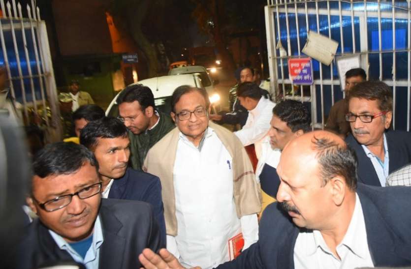 chidambram_on_bail.jpg जमानत पर बाहर आए चिदंबरम, आज करेंगे प्रेस कॉन्फेंस