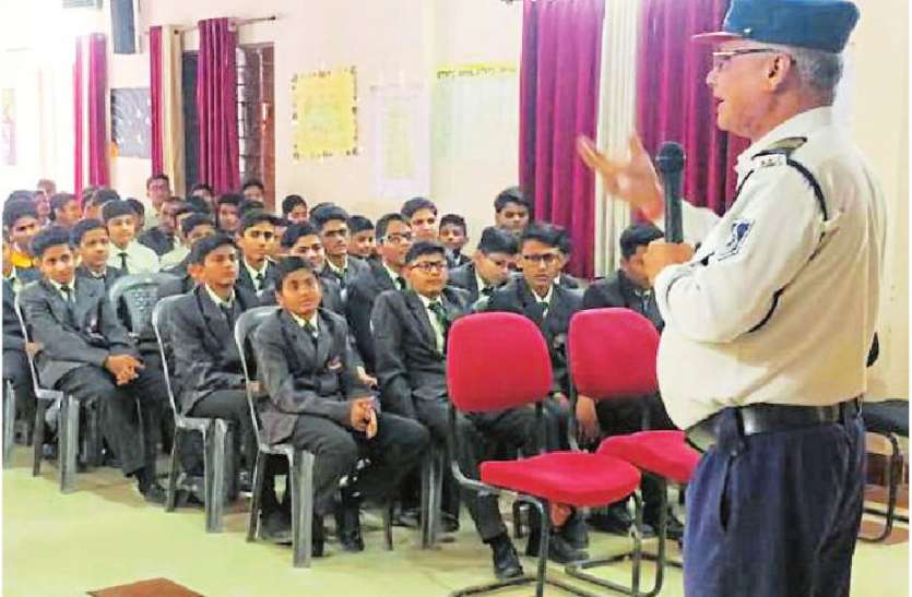 ट्रैफिक रुल्स की बारीकियां बताई ट्रैफिक रुल्स की बारीकियां बताई
