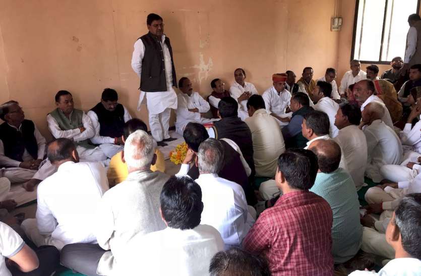 कार्यकर्ताओं की बैठक प्रभारी मंत्री को कार्यकर्ताओं ने सुनाई खरी-खोटी